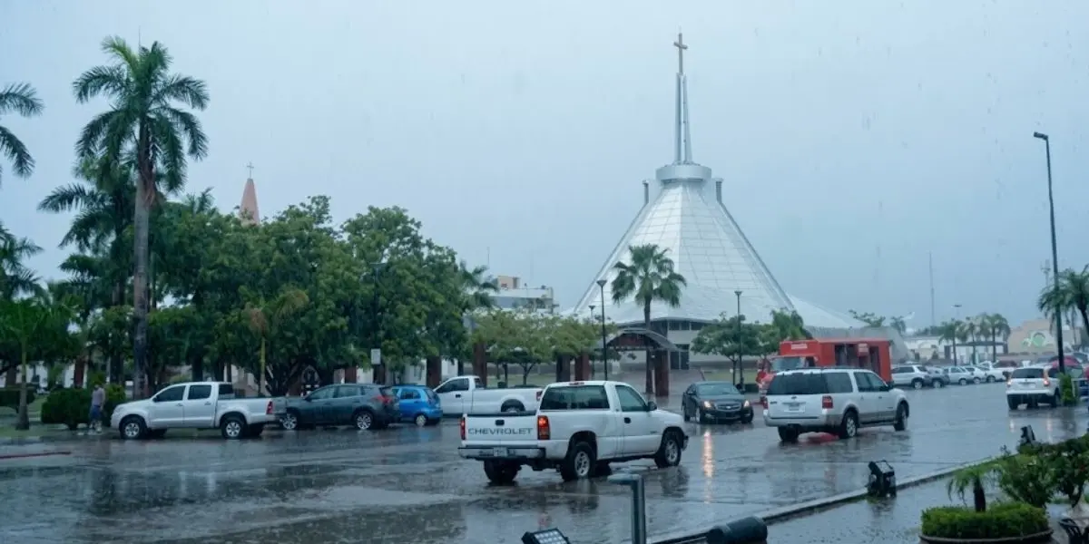 El monzón mexicano mantendrá un ambiente inestable en Sonora este lunes, con pronóstico de tormentas, fuertes vientos y posible caída de granizo en varias regiones del estado. (Fotos / redes sociales).