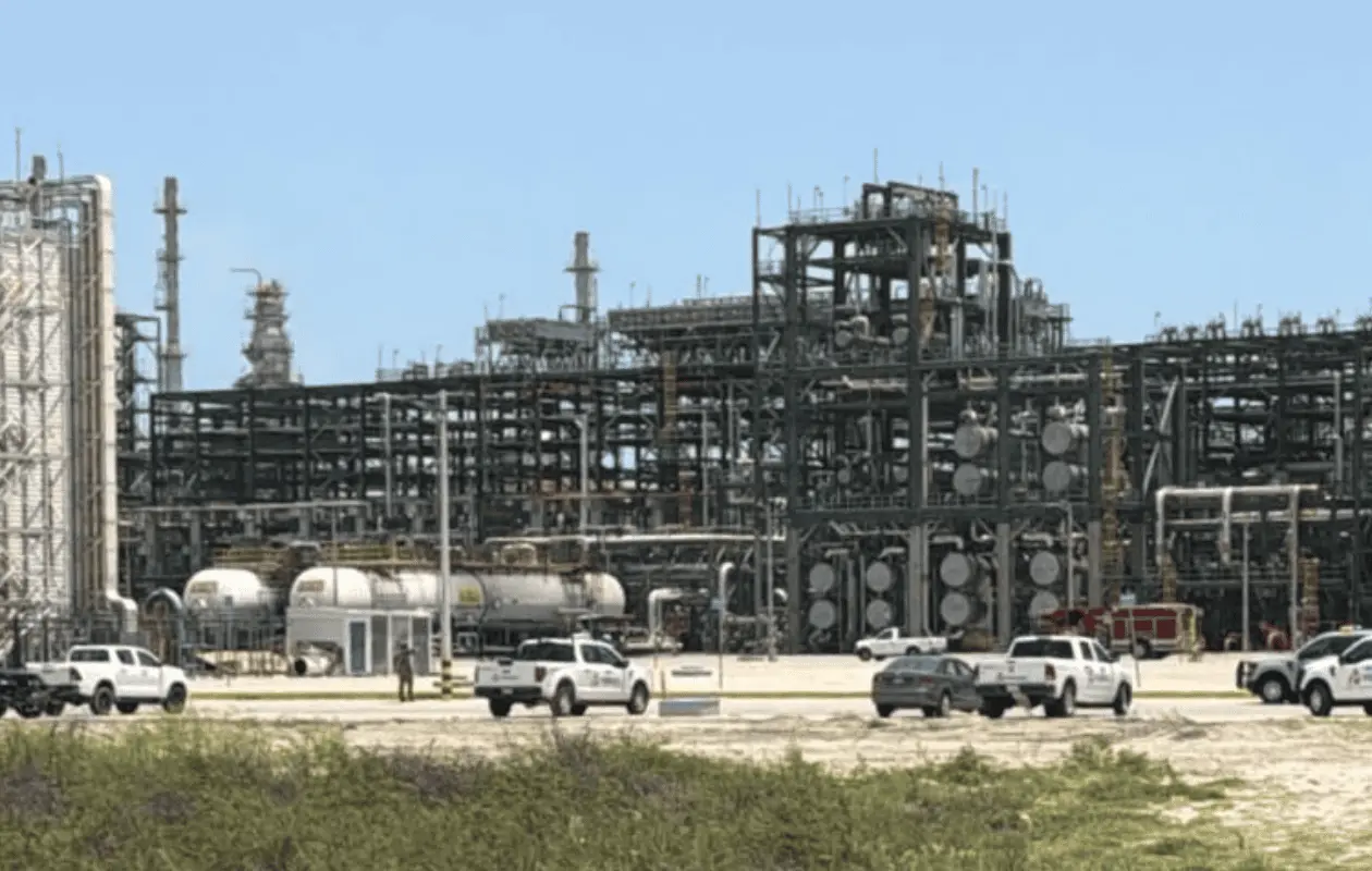 Pemex controla incendio en la Refinería Salamanca tras lluvias torrenciales