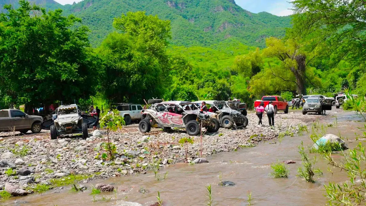 Una persona perdió la vida tras caer con su cuatrimoto a un precipicio de aproximadamente 15 metros durante una de las rutas de El Alamazo 2026, en el tramo Los Camotes-Taymuco, en el municipio de Álamos.
