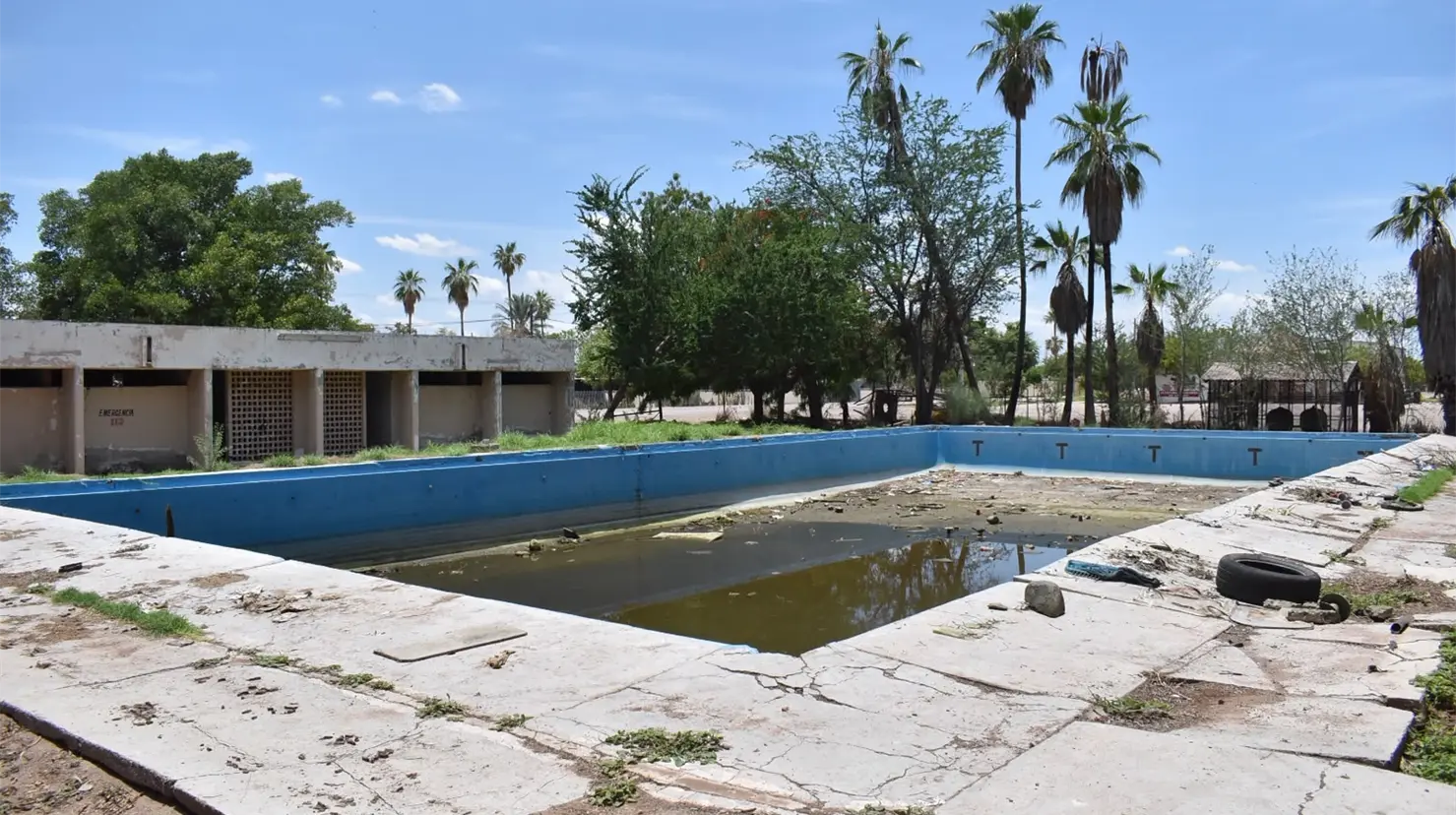 Buscan rescate de la alberca municipal de Navojoa tras años de abandono