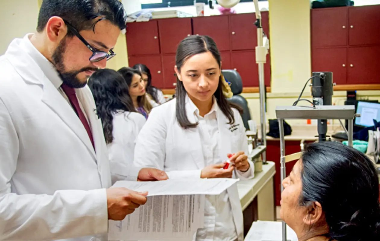 IMSS elimina obligación del uniforme blanco para médicos residentes y flexibiliza lineamientos