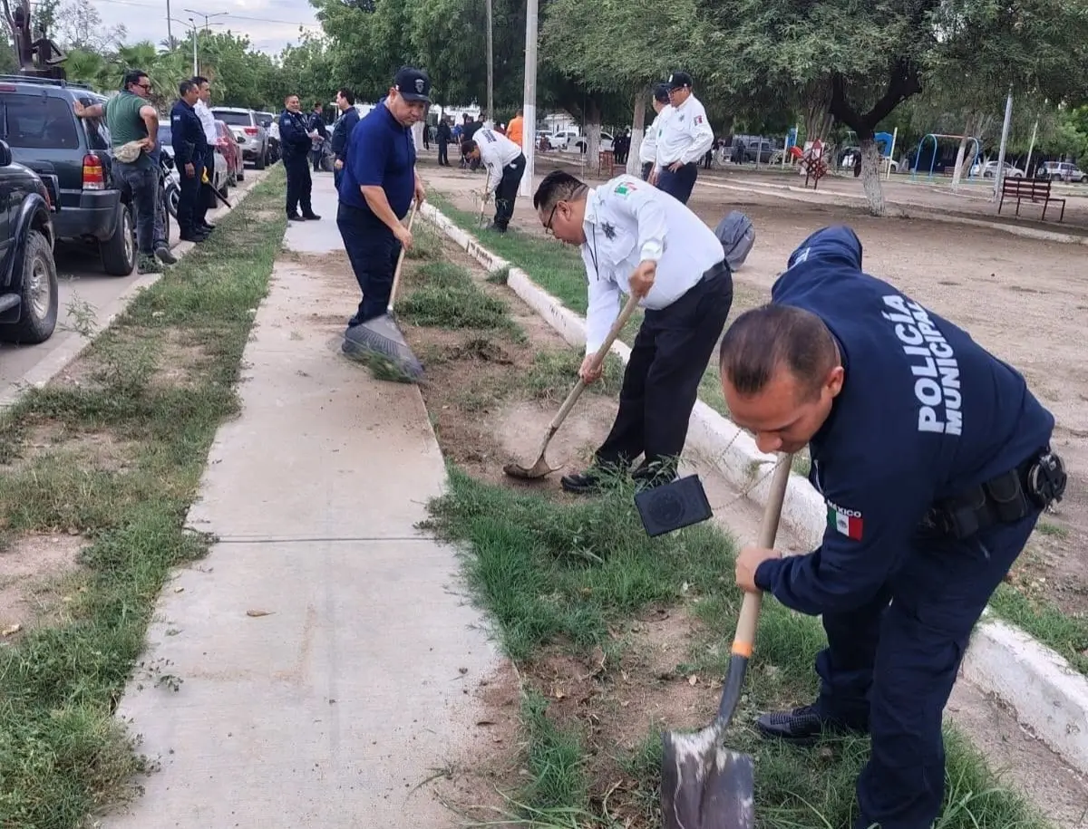 Policías de Navojoa encabezan rehabilitación del parque de San Ignacio