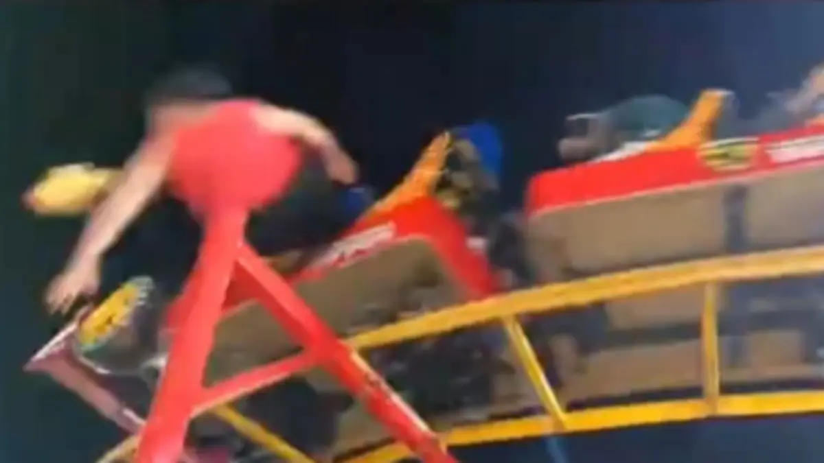 VIDEO | Mujer sale proyectada de un juego mecánico en feria y resulta gravemente herida
