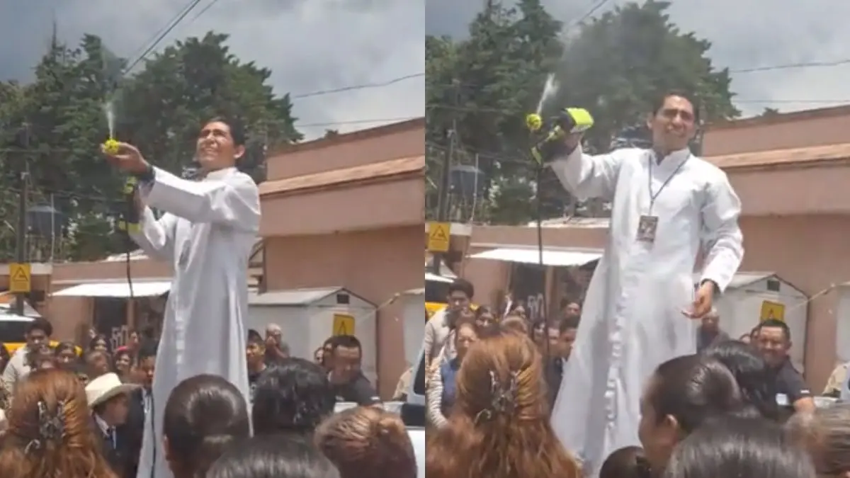 VIDEO | Sacerdote se vuelve viral por bendecir con una hidrolavadora durante fiesta patronal en Michoacán