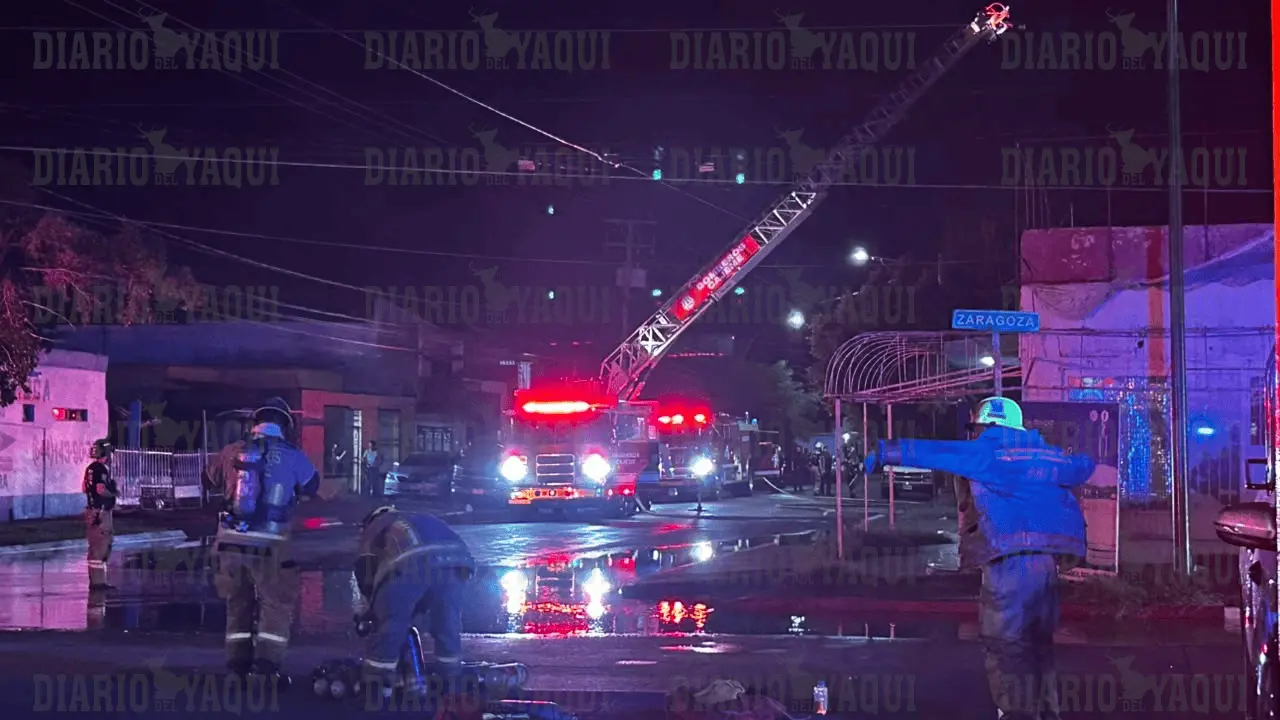 Bomberos combaten incendio de tapicería en Ciudad Obregón