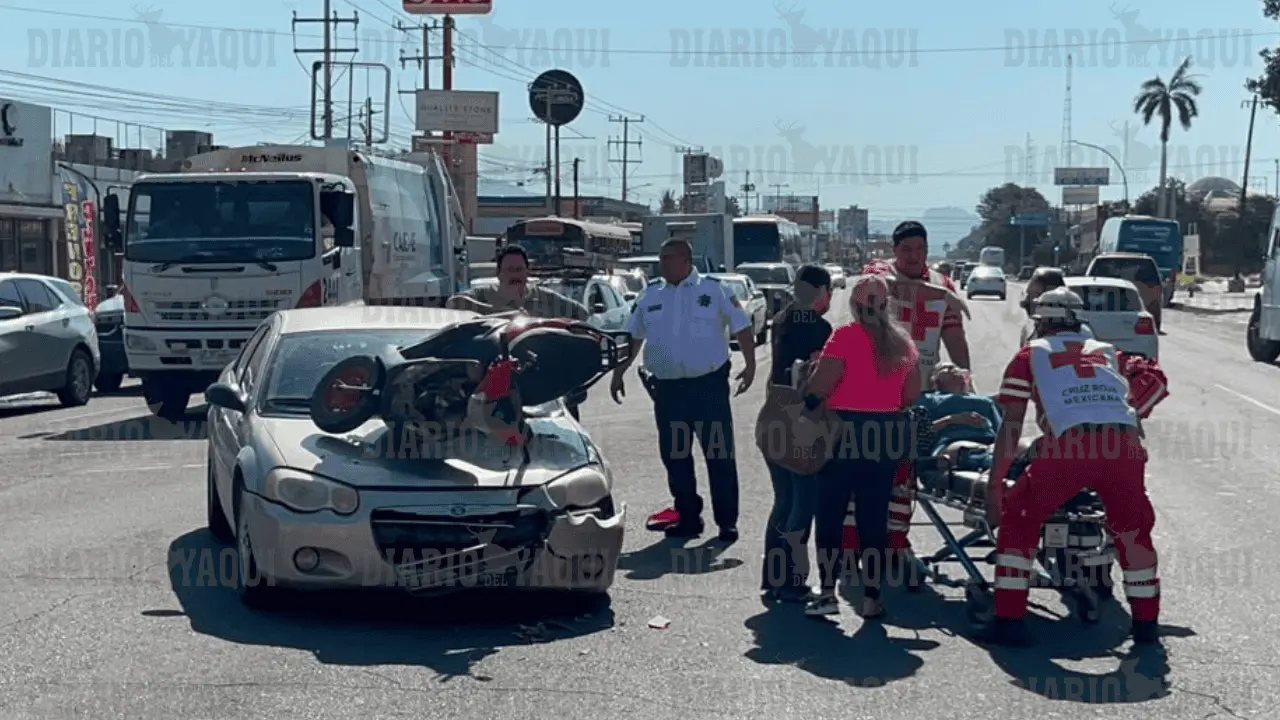 Termina moto arriba de vehículo tras fuerte choque
