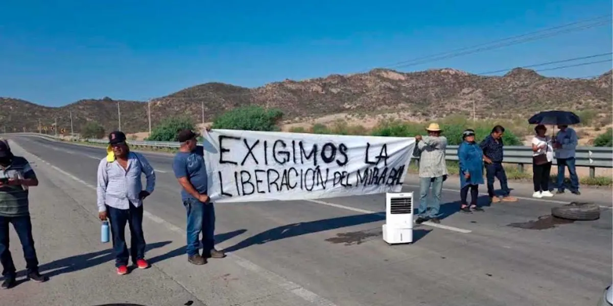 Vecinos de Mirabal bloquearon temporalmente el acceso para exigir avances en la regularización de los terrenos donde habitan. (fotos/Proyecto Puente)