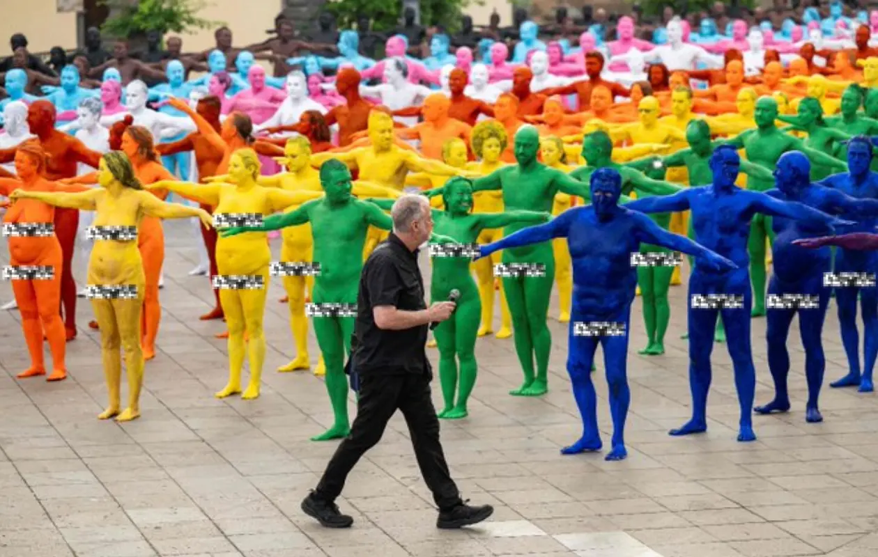 Spencer Tunick reúne a 500 personas desnudas para crear una bandera LGBTQ+