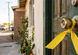 Listón amarillo en la puerta principal de la casa: el significado de por qué muchas personas lo colocan