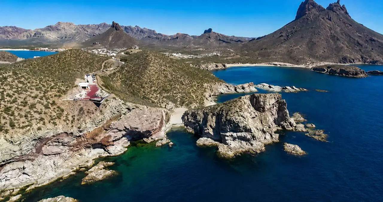 Desde el Mirador Escénico de San Carlos se aprecia una de las postales más impresionantes de Sonora, donde el Mar de Cortés se encuentra con el desierto y el imponente Cerro Tetakawi.