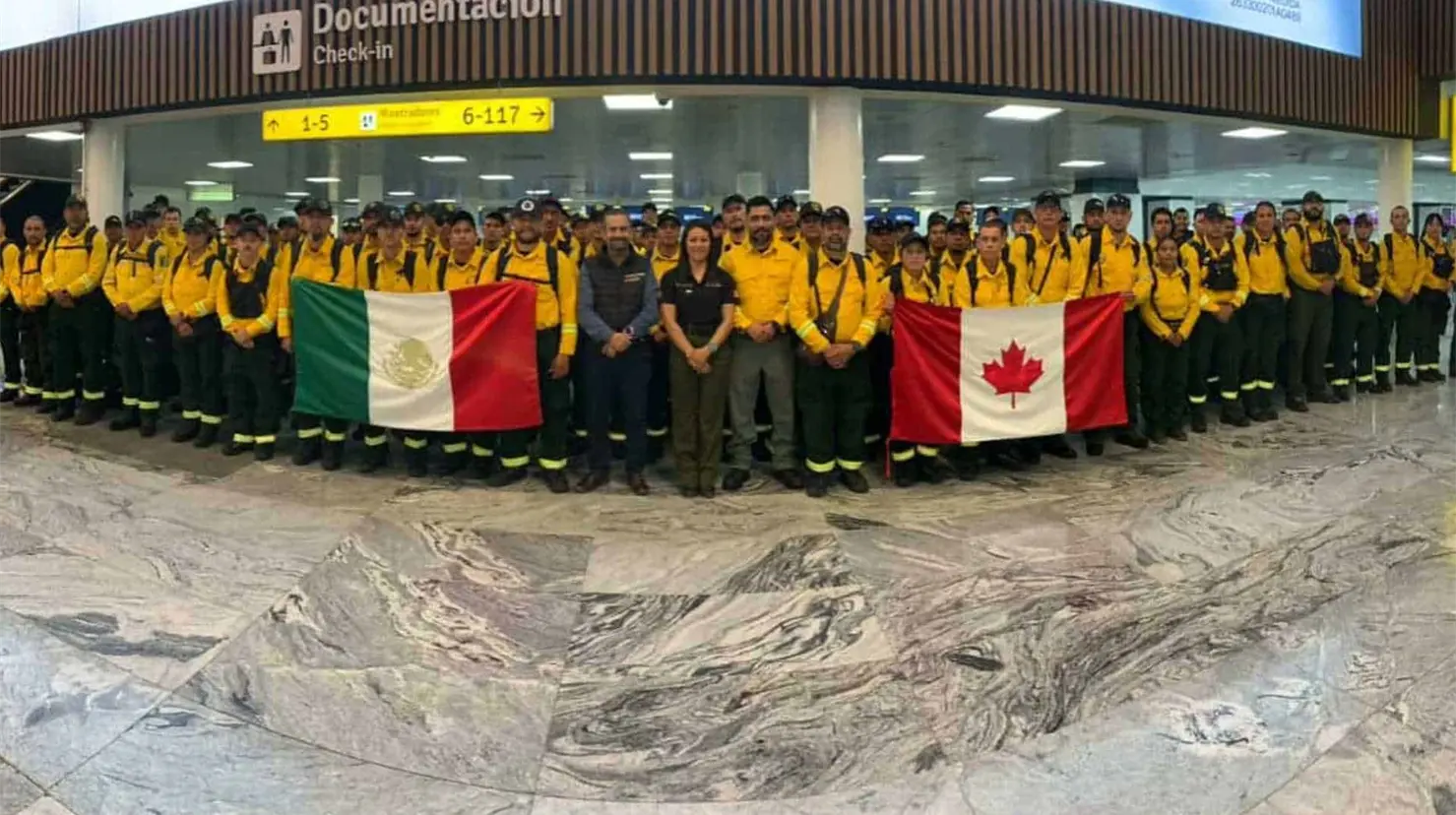 México envía brigada de 104 especialistas a Canadá para combatir incendios forestales en Ontario