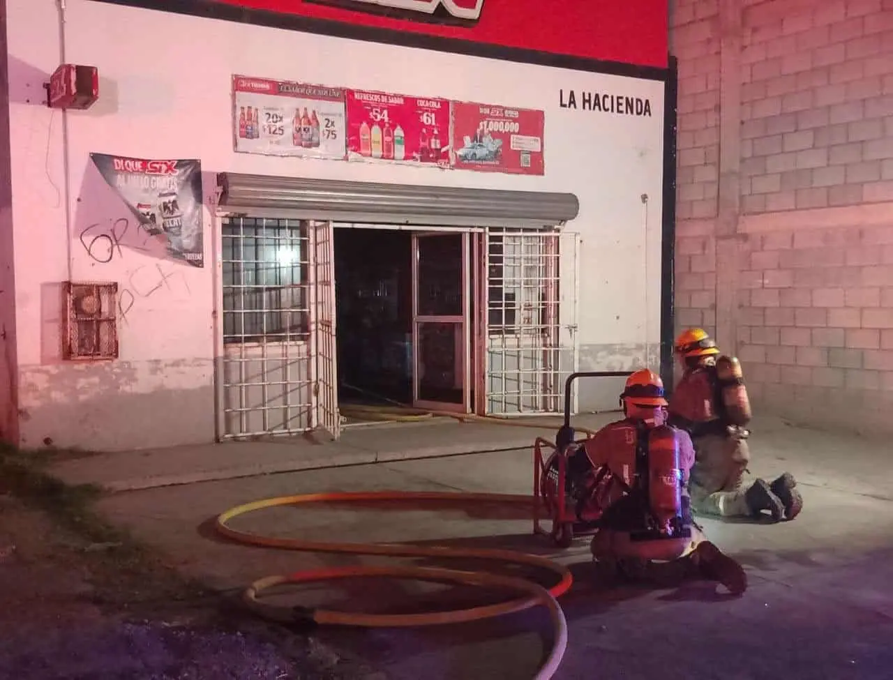 Se incendia expendio de cerveza en Las Haciendas