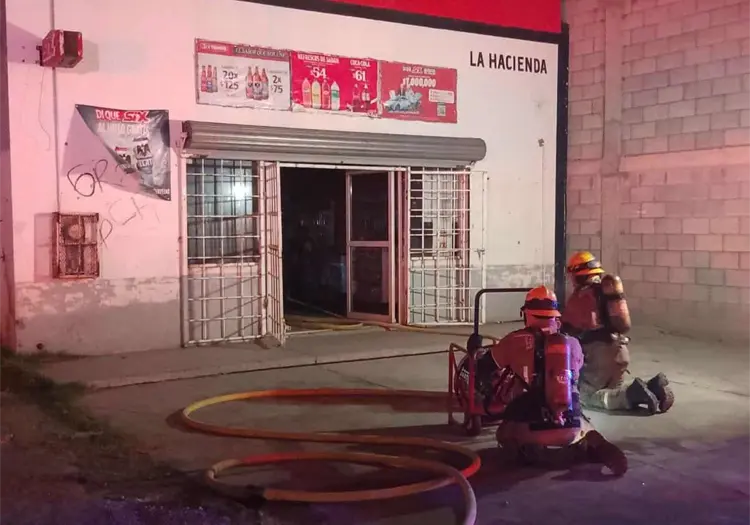 Se incendia expendio de cerveza en Las Haciendas