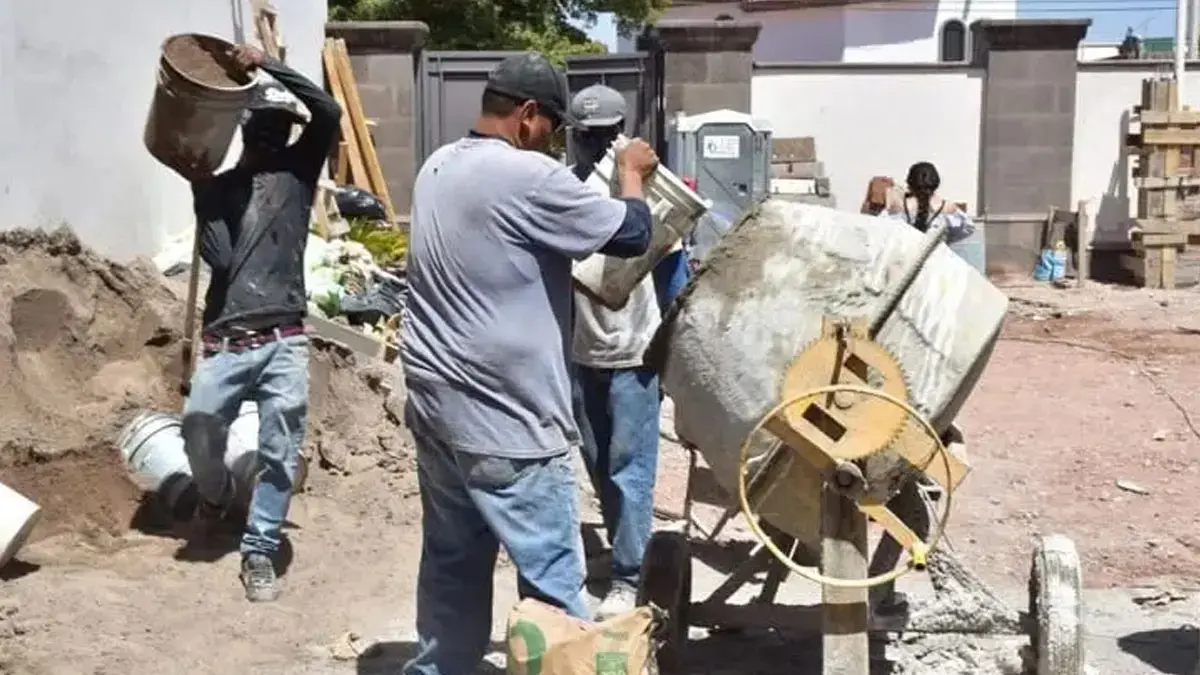 Trabajadores del Mayo soportan altas temperaturas