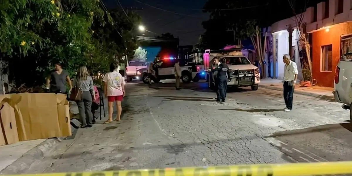 Autoridades de Guadalupe acudieron a una vivienda tras un reporte vecinal y encontraron a un hombre fallecido junto a su madre, quien no había comprendido lo ocurrido. (fotos/redes sociales)