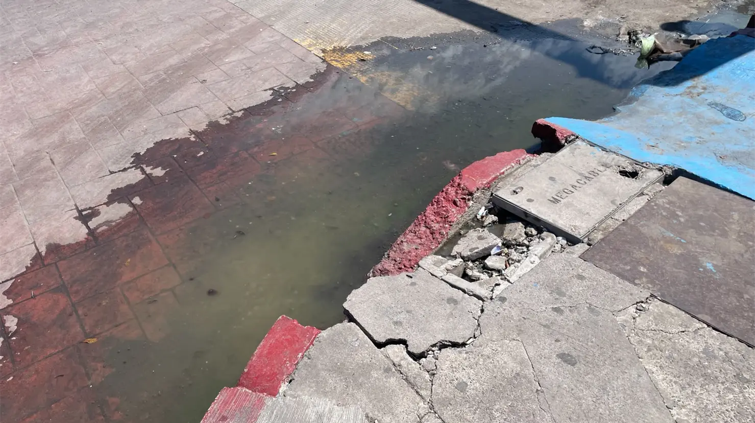 Vendedores CTM señalan que las banquetas del centro siguen provocando caídas de peatones pese a reparaciones menores hechas a finales del año pasado. 