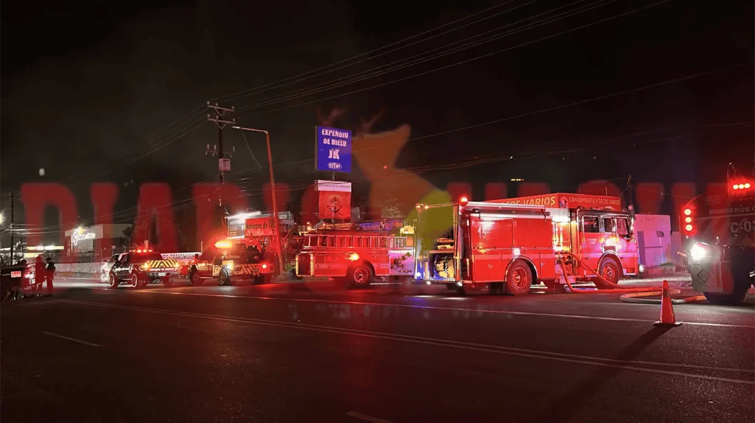 Fuego en traspatio de llantera moviliza a Bomberos 