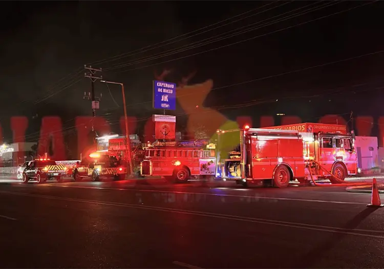 Fuego en traspatio de llantera moviliza a Bomberos 