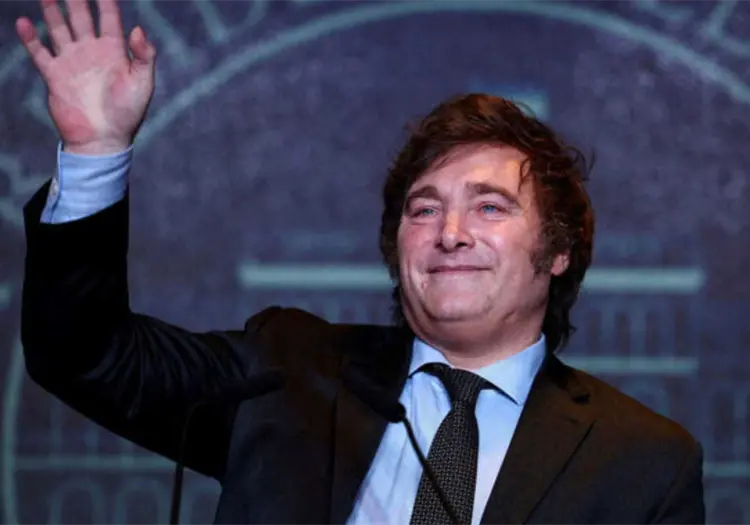 Milei firma decreto para impedir la entrada de extranjeros que ataquen a Argentina