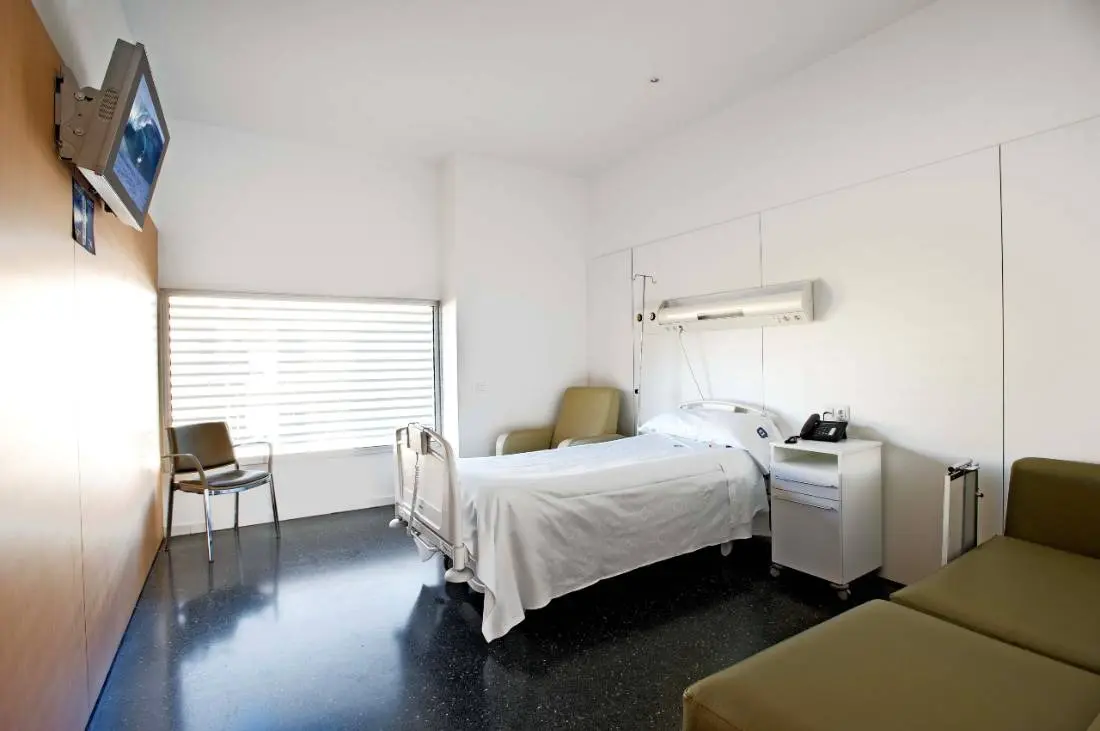 Estos indicadores reflejan tanto la eficiencia operativa en la rotación de camas como el predominio de la atención ambulatoria frente a las hospitalizaciones prolongadas en el sector privado sonorense