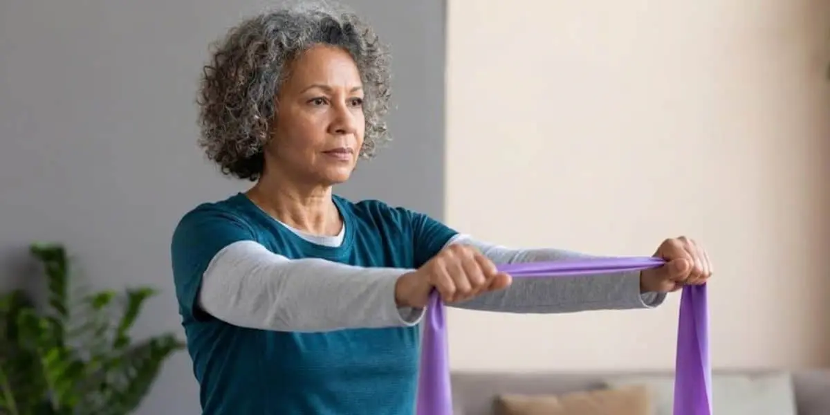 Los ejercicios de fuerza y cardio pueden combinarse durante la menopausia para fortalecer músculos, proteger huesos y mejorar la salud integral.