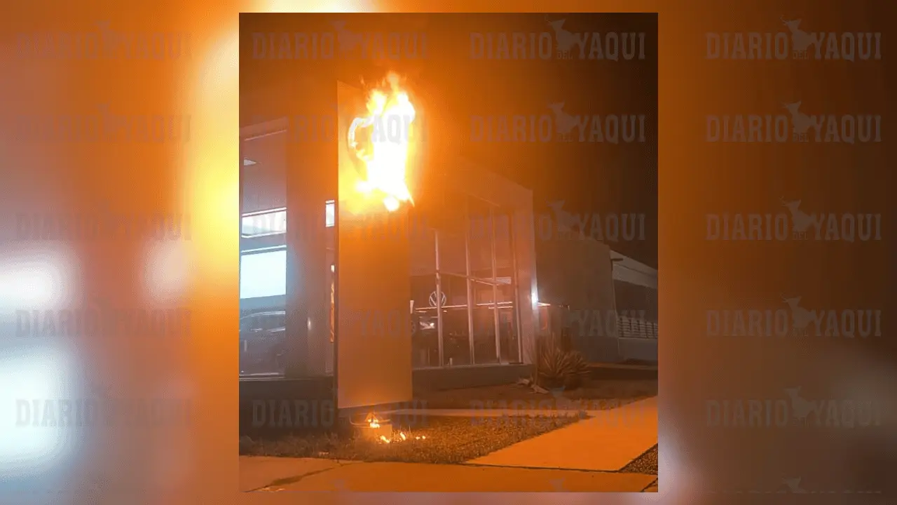 Se incendia anuncio luminoso en agencia Volkswagen de Ciudad Obregón