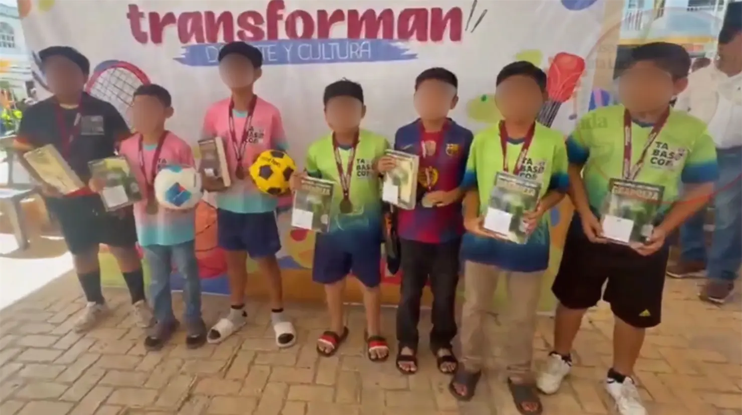 Algunos internautas esperaban que los niños recibieran balones, uniformes, calzado, trofeos u otros artículos que les permitieran continuar practicando futbol