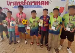 VIDEO | Niños ganan torneo de futbol y los premian con un libro de AMLO en Tabasco