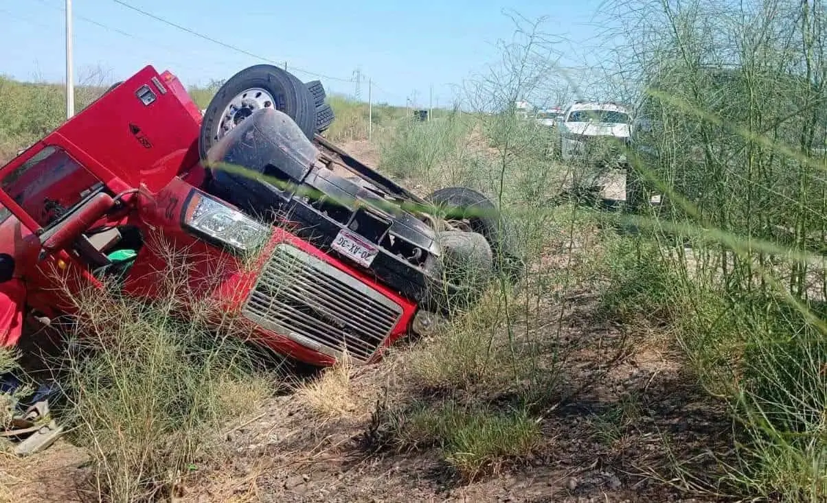 Vuelca tráiler cerca de Pótam