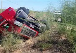 Vuelca tráiler cerca de Pótam Vuelca tráiler cerca de Pótam