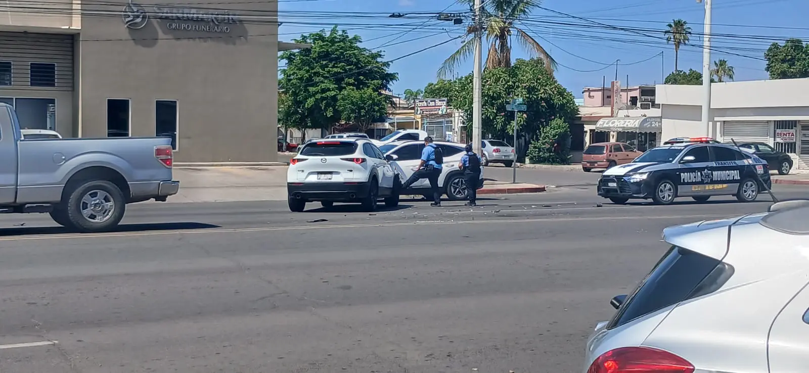 Aparatoso accidente vehicular deja solo daños materiales