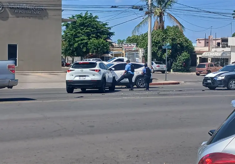 Aparatoso accidente vehicular deja solo daños materiales