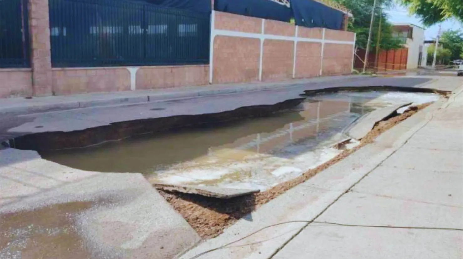 Colapsa drenaje y se forma enorme socavón en una calle por lluvias en Hermosillo