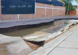 Colapsa drenaje y se forma enorme socavón en una calle por lluvias en Hermosillo