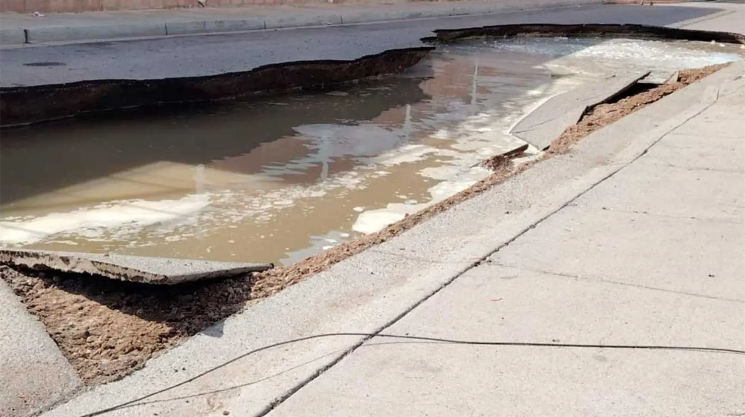 Hombre cae a socavón en Hermosillo y es rescatado sin lesiones; reparación tardará 60 días