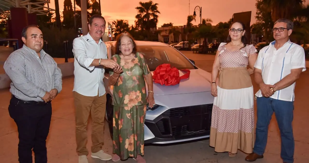 María Rosario Esquer Valde fue la ganadora del automóvil Dodge Attitude GT 2026 durante el sorteo Gana con tu Predial 2026, realizado por el Ayuntamiento de Navojoa para reconocer a los contribuyentes cumplidos.