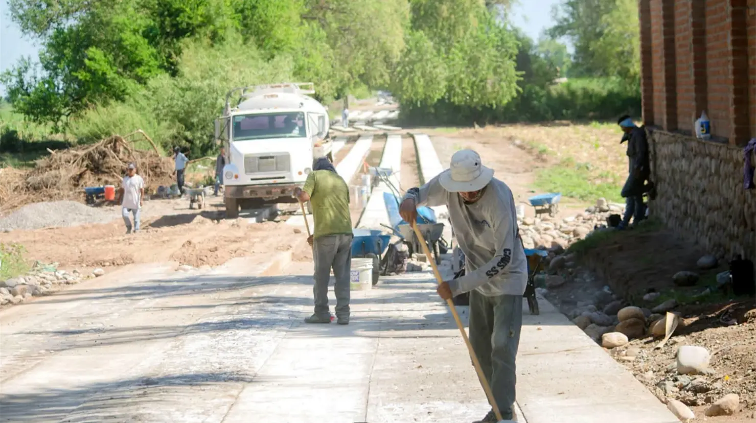 Avanzan obras de camino artesanal en Navojoa