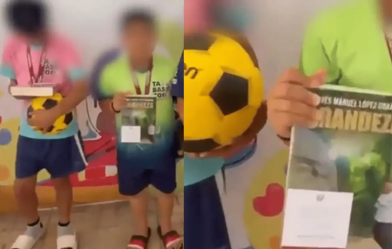 Niños reciben libro de AMLO como premio tras ganar torneo de futbol en Tabasco