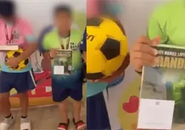 Niños reciben libro de AMLO como premio tras ganar torneo de futbol en Tabasco Niños reciben libro de AMLO como premio tras ganar torneo de futbol en Tabasco