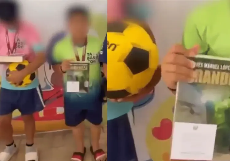 Niños reciben libro de AMLO como premio tras ganar torneo de futbol en Tabasco