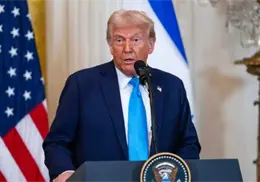 Trump endurece su postura y exige a Irán un acuerdo o una rendición total Trump endurece su postura y exige a Irán un acuerdo o una rendición total