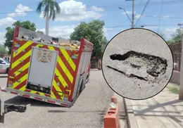 Camión de Bomberos cae en socavón en Hermosillo tras atender una emergencia