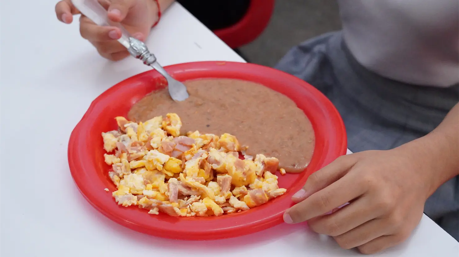 La secundaria adecuó uno de sus espacios para garantizar que los alumnos pudieran consumir los productos en un entorno cómodo e higiénico