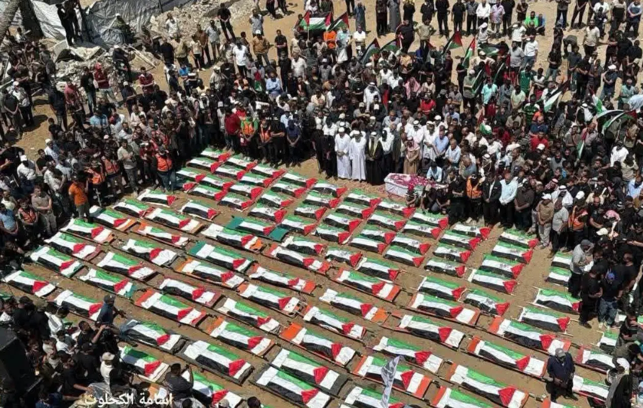Funeral masivo en Gaza: sepultan a 112 integrantes de una familia tras recuperar sus restos