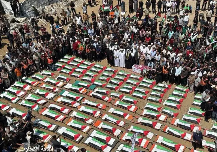 Funeral masivo en Gaza: sepultan a 112 integrantes de una familia tras recuperar sus restos