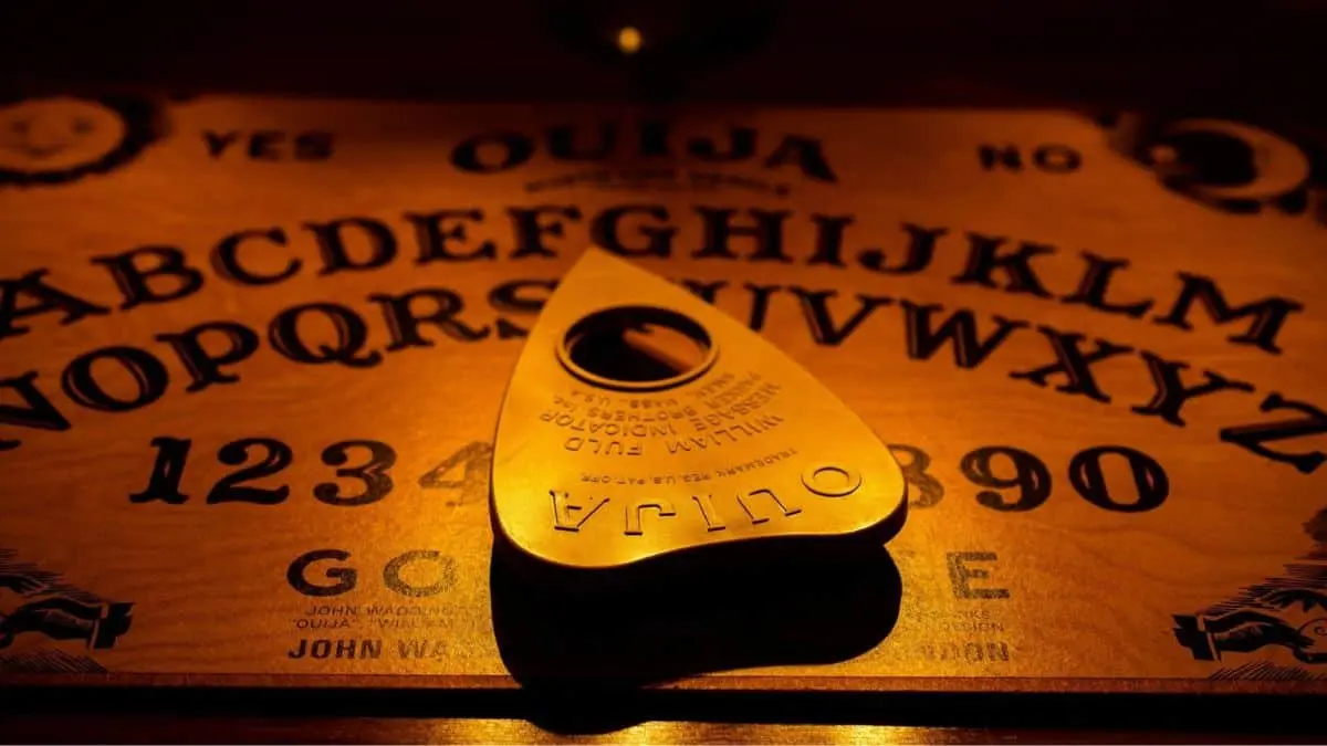 La verdadera historia de la ouija: así nació el famoso tablero que pasó de juego de mesa a ícono del terror