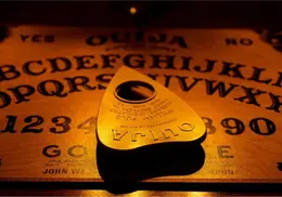 La verdadera historia de la ouija: así nació el famoso tablero que pasó de juego de mesa a ícono del terror