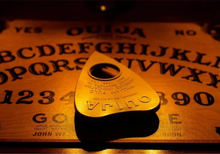 La verdadera historia de la ouija: así nació el famoso tablero que pasó de juego de mesa a ícono del terror