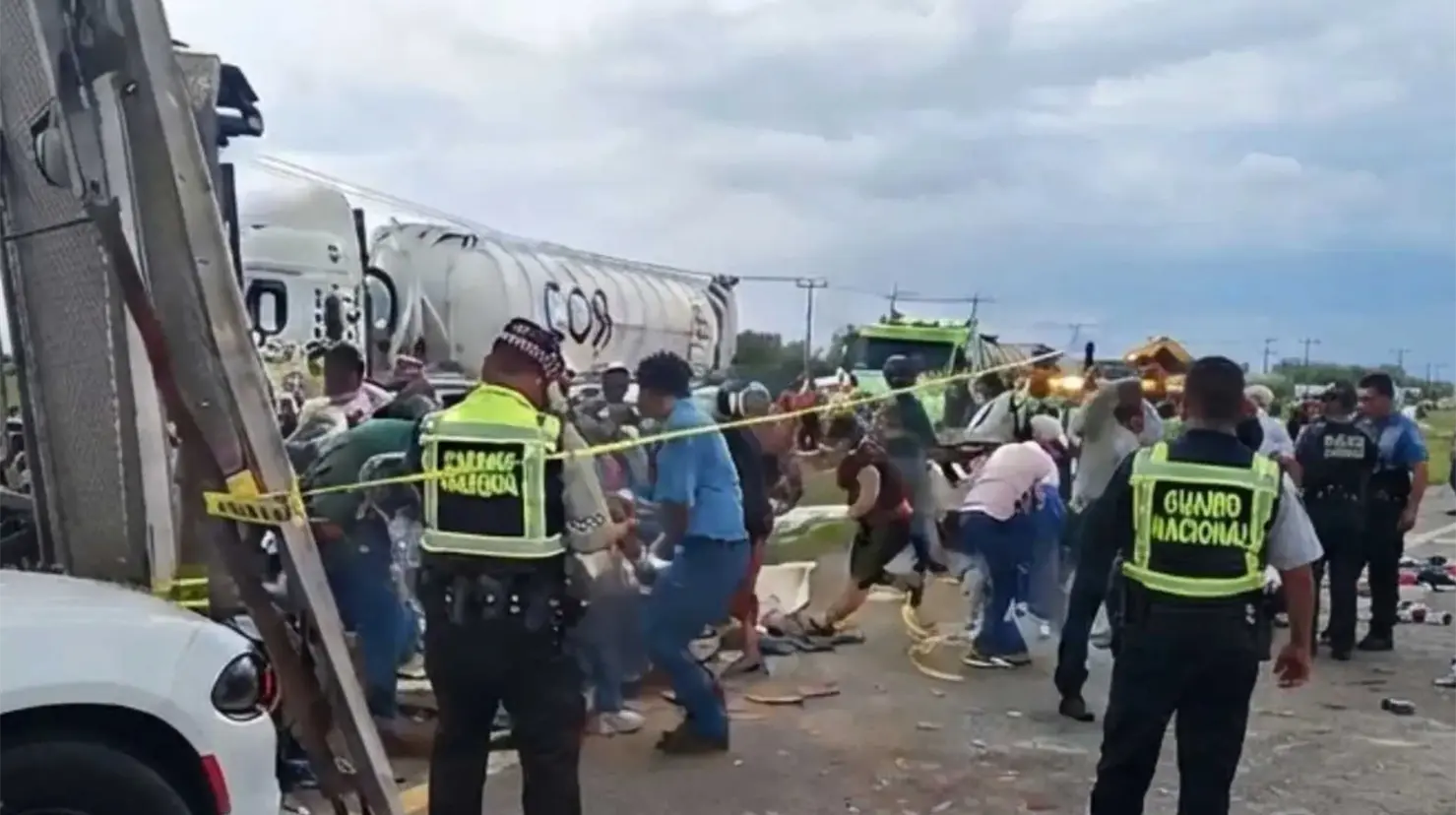 Vuelca tráiler con pantalones de mezclilla en la México-Tulancingo y desatan rapiña frente a autoridades