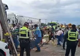 Vuelca tráiler con pantalones de mezclilla en la México-Tulancingo y desatan rapiña frente a autoridades